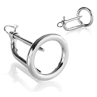 Close-up do anel de glande METAL HARD com plug uretral em aço cirúrgico
