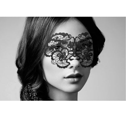 Close-up da Máscara de Vinil BIJOUX Anna, exibindo o seu design sensual e detalhes.