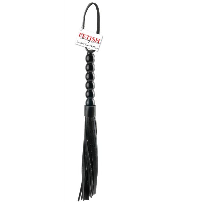 FETISH FANTASY SERIES Chicote Cat-o-Nine Tails Vinil Macio 52cm para BDSM, detalhe da pega e das pontas.