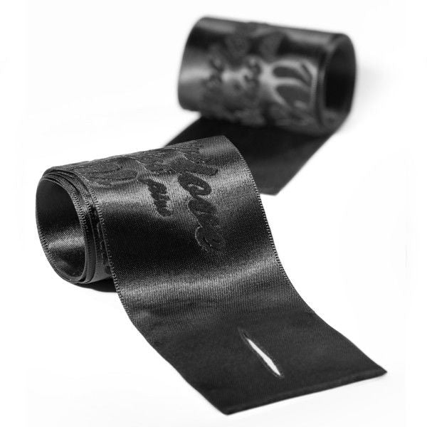 Kit BIJOUX Instrumentos de Prazer Nível Vermelho com anel vibratório, algemas e máscara para jogos BDSM