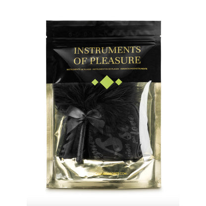 Kit BDSM Instrumentos de Prazer BIJOUX com espanador, algemas e máscara para jogos sensuais
