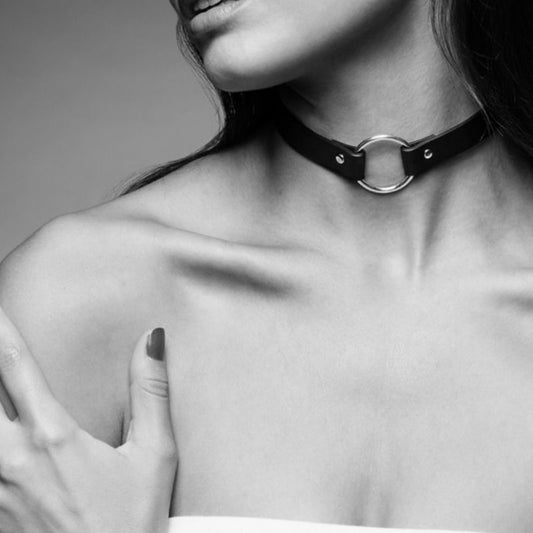 Colar Gargantilha BDSM Maze Ajustável Preto da BIJOUX INDISCRETS, detalhe do design e fivela.