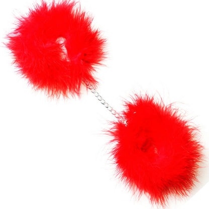 Close-up das Algemas de Marabu Vermelhas SECRETPLAY, destacando as penas macias e a corrente.