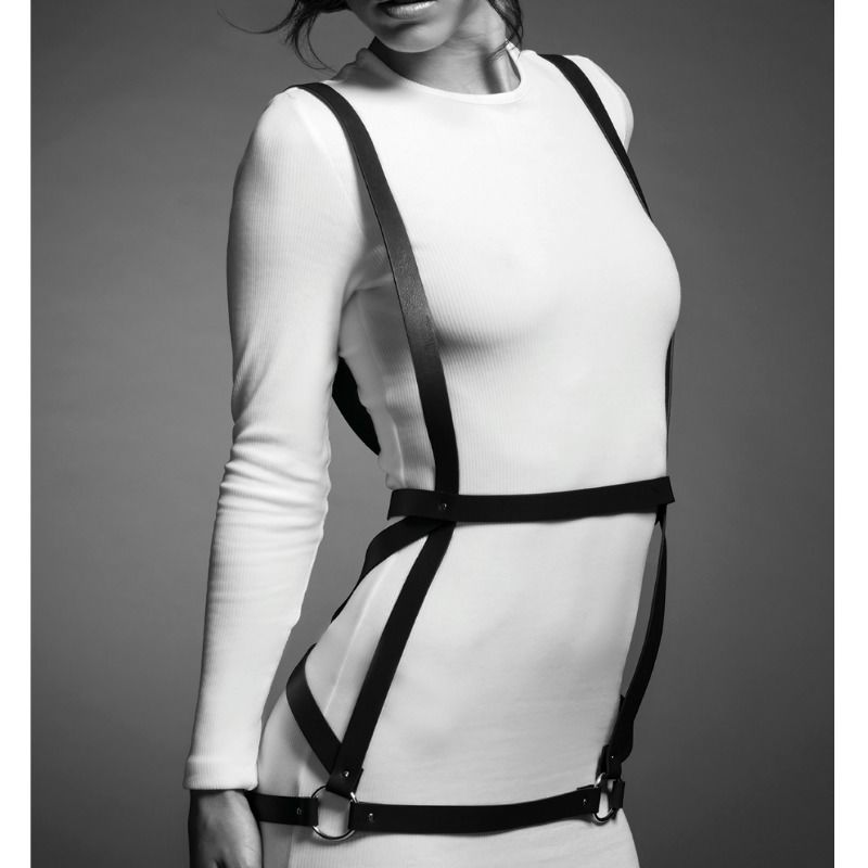 Close-up of the BIJOUX INDISCRETS Arnês Vestido Maze Marrom Ajustável, showcasing its vegan leather straps and versatile design.