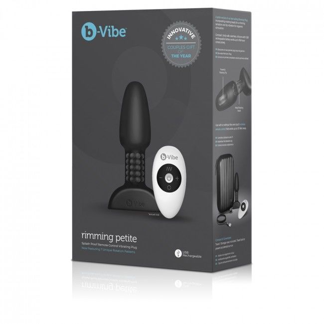 Close-up do Plug Anal Rimming Petite B-VIBE com Controle Remoto, destacando seu design ergonômico e acabamento em silicone.