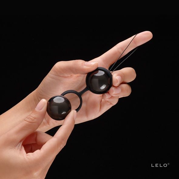 Close-up of the LELO LUNA Beads Noir Kegel Balls showing their elegant design and smooth texture.