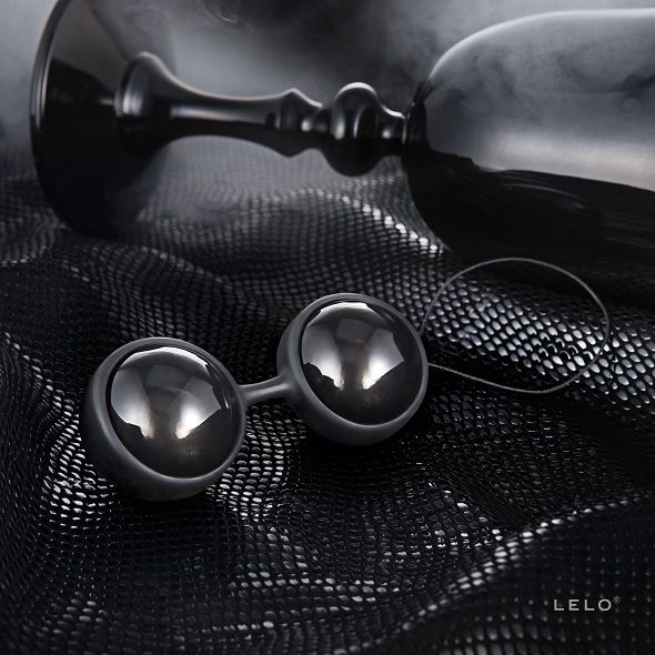 Close-up of the LELO LUNA Beads Noir Kegel Balls showing their elegant design and smooth texture.