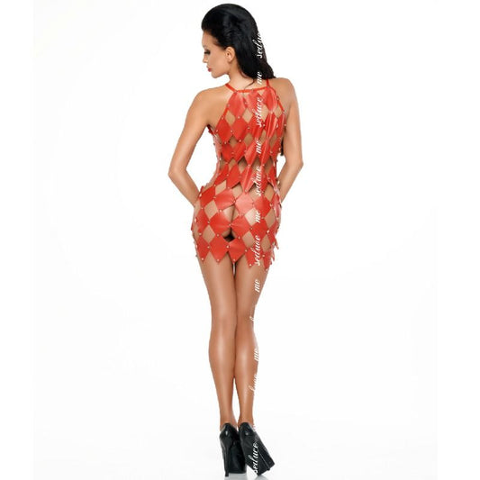 Detalhe do Vestido Gwen Vermelho Me-Seduce S/M com padrão tabuleiro de xadrez e tachas prateadas.