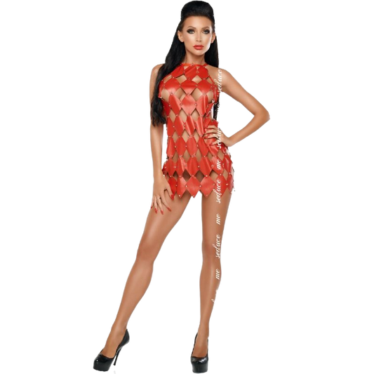 Imagem do Vestido Gwen ME-SEDUCE de costas nuas, em vermelho, com detalhes em padrão xadrez e tachas prateadas.