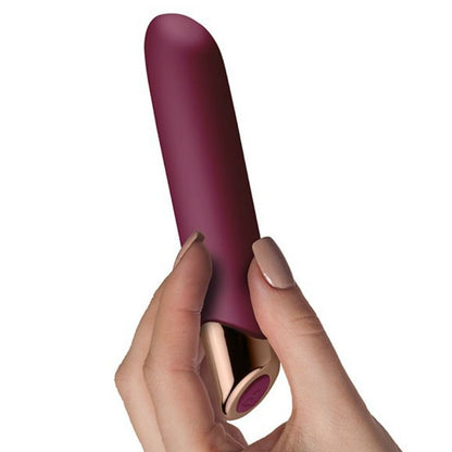 Detalhe do Vibrador ROCKS-OFF Chaiamo Bordeaux, mostrando seu design elegante e ponta cônica para estimulação precisa.
