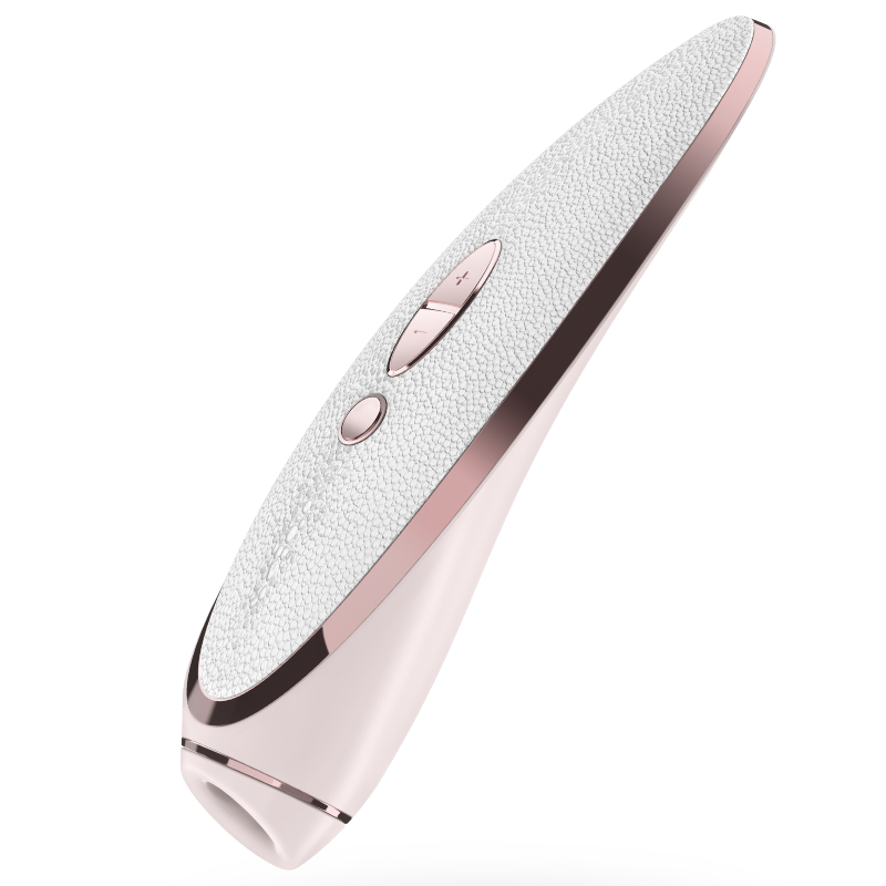 Close-up do Satisfyer Luxury Prêt-à-porter, mostrando seu design luxuoso em silicone e couro, na cor rosa suave.