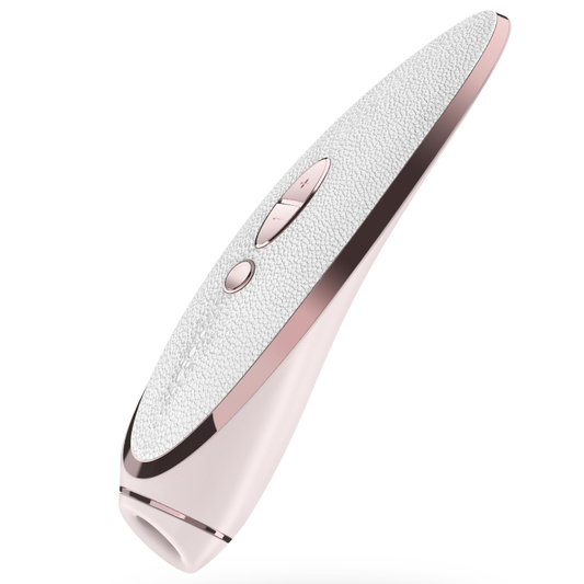 Close-up do Satisfyer Luxury Prêt-à-porter, mostrando seu design luxuoso em silicone e couro, na cor rosa suave.