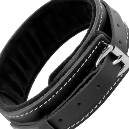 Colar de couro BDSM Darkness com trela, detalhe da fivela e acolchoamento.