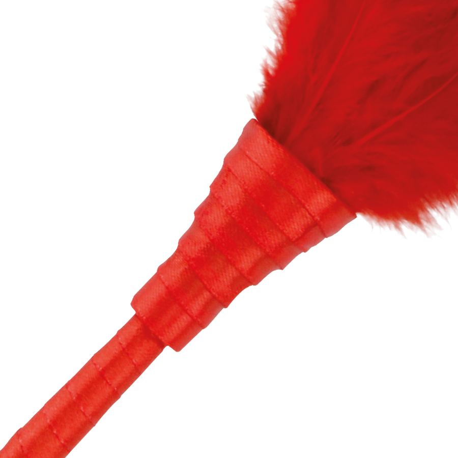 Close-up of the Darkness Estimulador de Penas Vermelho 24cm, highlighting its soft feathers and ergonomic handle.