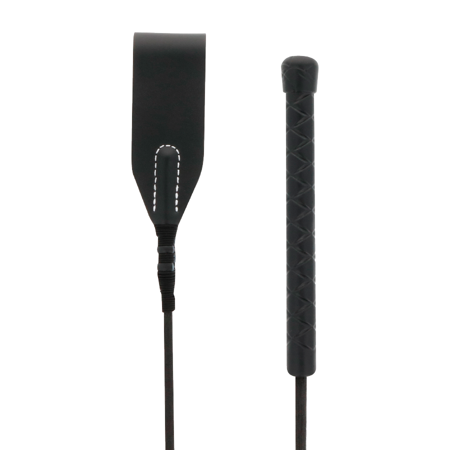 Close-up do DARKNESS Chicote Fetiche Preto Ponta Suave para jogos BDSM e fetiche
