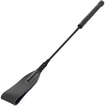 Close-up do DARKNESS Chicote Fetiche Preto Ponta Suave para jogos BDSM e fetiche
