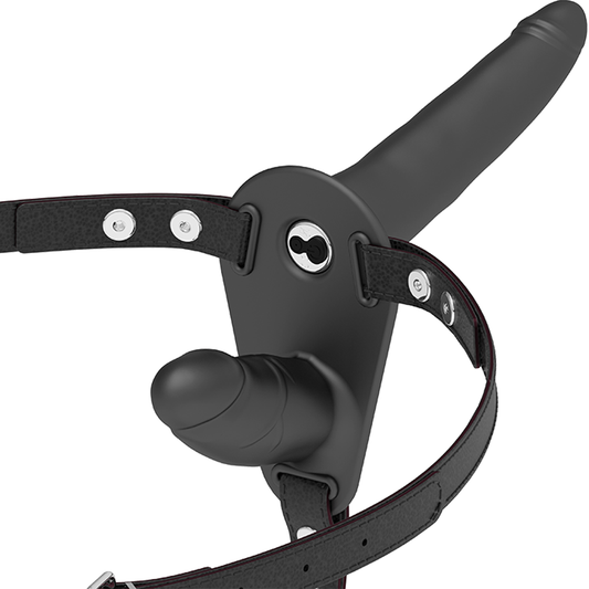 Close-up of the Arnês Vibratório Dupla Penetração Submissive Preto Recarregável showing its adjustable straps and silicone dildo.