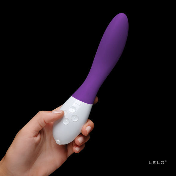 Close-up do LELO Vibrador Mona 2 Roxo, destacando o design ergonómico e a textura suave de silicone.