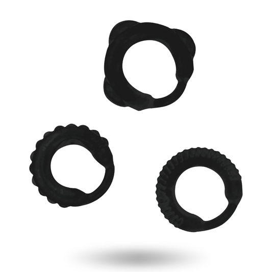 Conjunto de 3 Anéis Penianos ADDICTED TOYS na cor preta, com diferentes diâmetros, para intensificar o prazer e a ereção.