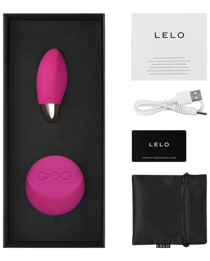 Detalhe do LELO Lyla 2 Insignia Oval Massageador em cor cerise com o seu controlo remoto, destacando o design elegante e a tecnologia SenseMotion™.
