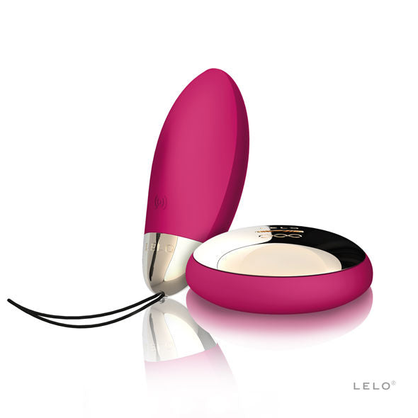 Detalhe do LELO Lyla 2 Insignia Oval Massageador em cor cerise com o seu controlo remoto, destacando o design elegante e a tecnologia SenseMotion™.