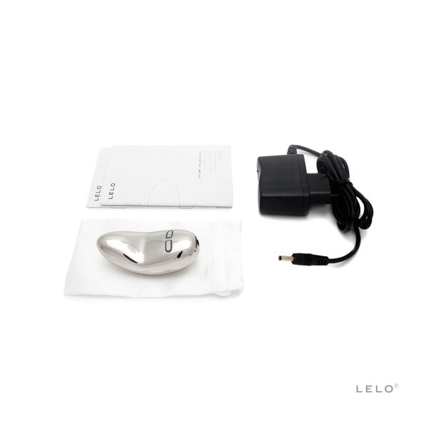 Close-up do vibrador LELO YVA de aço inoxidável, mostrando o seu design elegante e material premium.