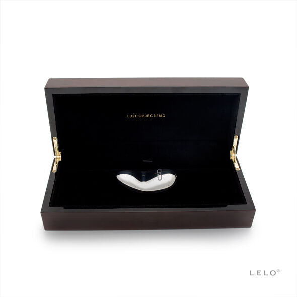 Close-up do vibrador LELO YVA de aço inoxidável, mostrando o seu design elegante e material premium.
