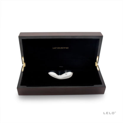 Close-up do vibrador LELO YVA de aço inoxidável, mostrando o seu design elegante e material premium.