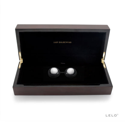 Close-up das LELO Luna Contas de Aço Inoxidável mostrando o seu design elegante e material premium.