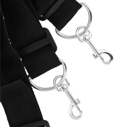 Close-up do Conjunto de Retenção de Cama Darkness ajustável com punhos de neoprene.