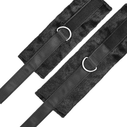 Close-up do Conjunto de Retenção de Cama Darkness ajustável com punhos de neoprene.