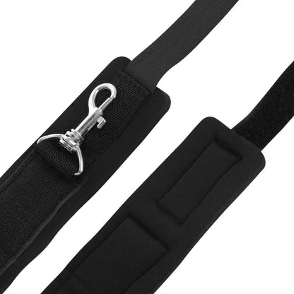 Close-up das Algemas de Porta Bondage Darkness, mostrando as tiras de nylon ajustáveis e os tubos de acrílico para fixação.