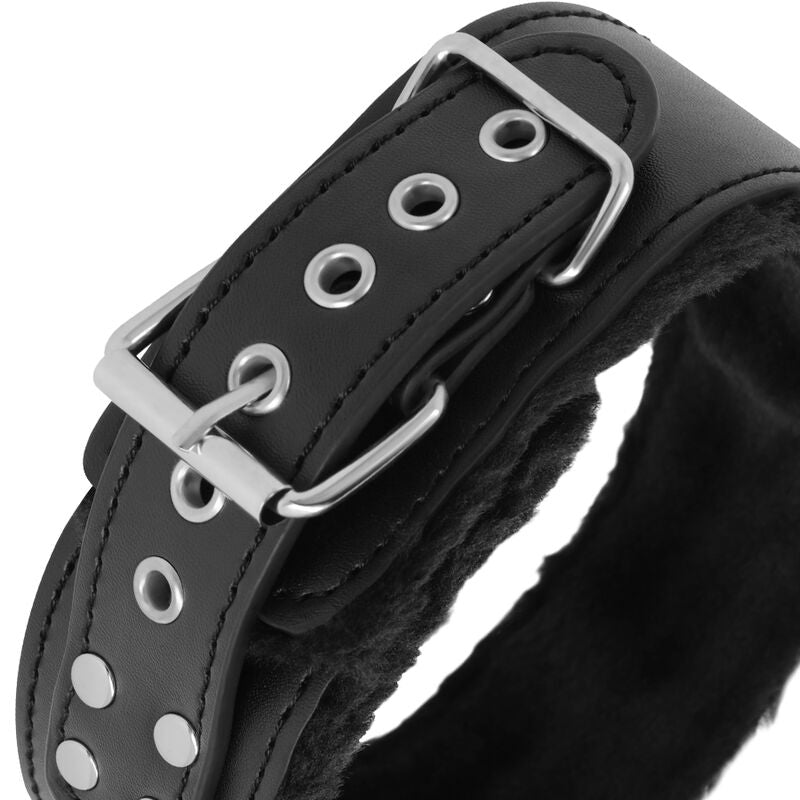 Colar BDSM Darkness forrado com corrente preta, design elegante e ajustável para conforto e controlo.