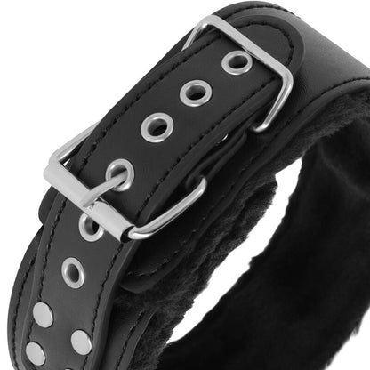 Colar BDSM Darkness forrado com corrente preta, design elegante e ajustável para conforto e controlo.