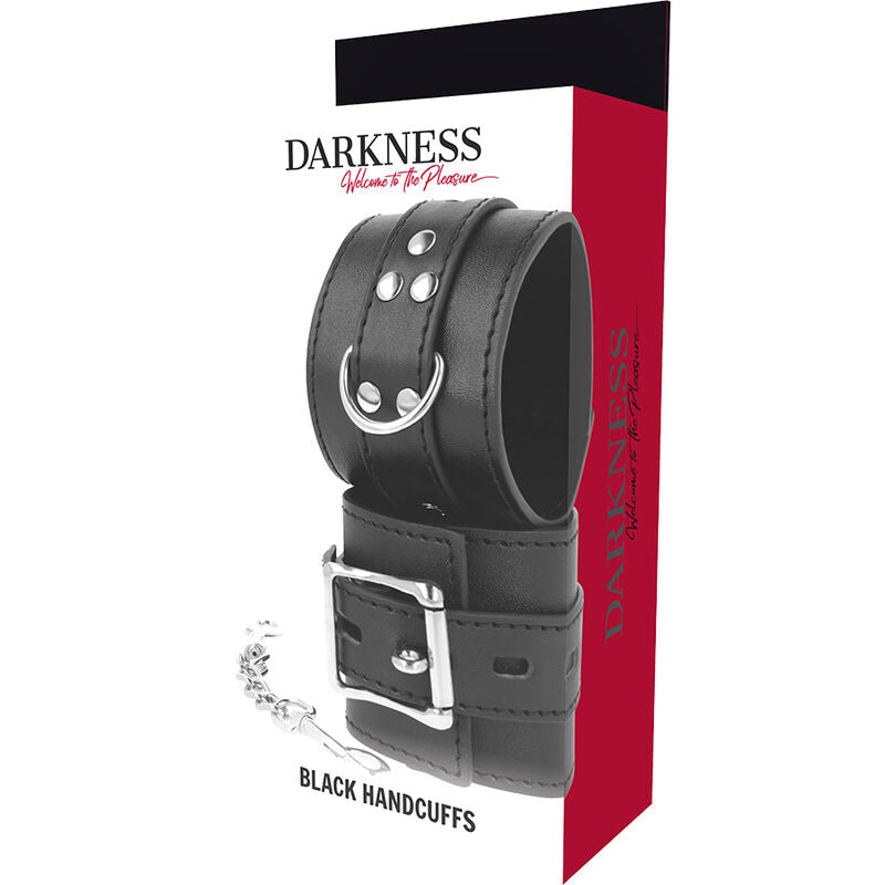 Detalhe das Algemas Darkness de Couro Sintético Pretas com correntes e fivelas ajustáveis.