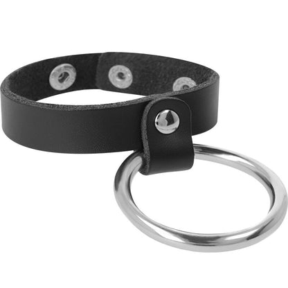 Anel peniano e para testículos Darkness de metal, exibindo o design elegante e material durável.