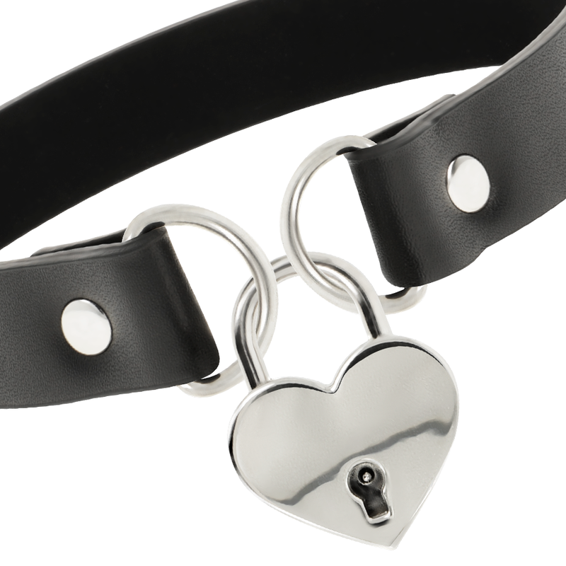Coquette Chic Desire Colar de Couro Vegano com acessório de coração e chave, detalhe do fecho e material.
