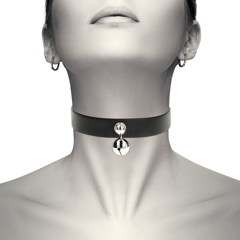 Colar Choker COQUETTE CHIC DESIRE em couro vegano, mostrando o design ajustável e detalhes.
