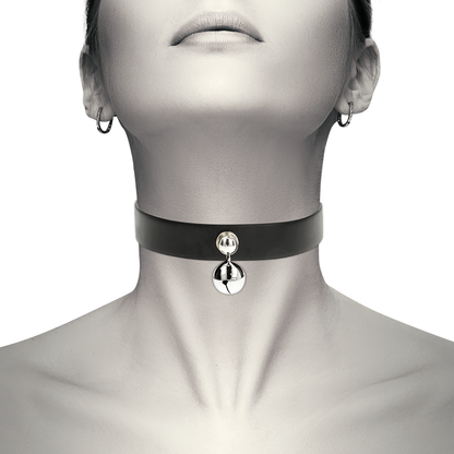 Colar Choker COQUETTE CHIC DESIRE em couro vegano, mostrando o design ajustável e detalhes.