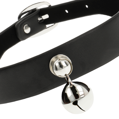 Colar Choker COQUETTE CHIC DESIRE em couro vegano, mostrando o design ajustável e detalhes.