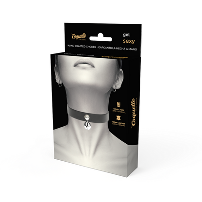 Colar Choker COQUETTE CHIC DESIRE em couro vegano, mostrando o design ajustável e detalhes.