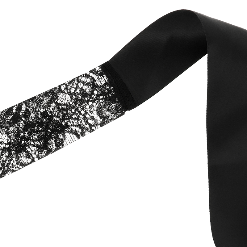 Coquette Chic Desire Máscara de Renda Preta com Fita, detalhe do tecido e design.