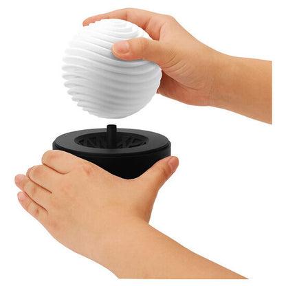Close-up do masturbador masculino TENGA GEO Glacier, destacando seu design geométrico e textura.