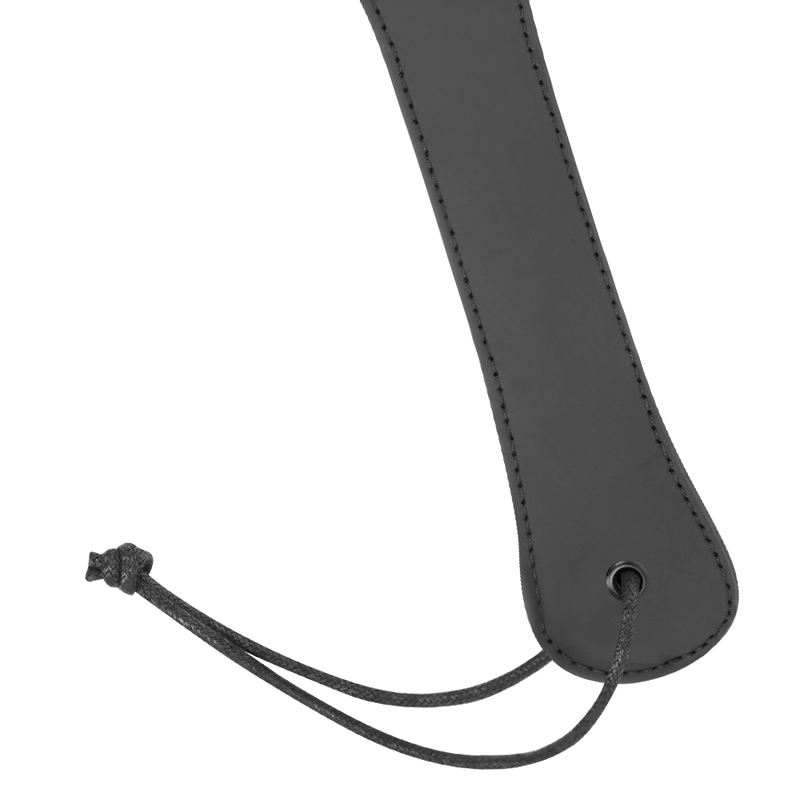 Close-up do chicote de couro vegano FETISH SUBMISSIVE para jogos BDSM