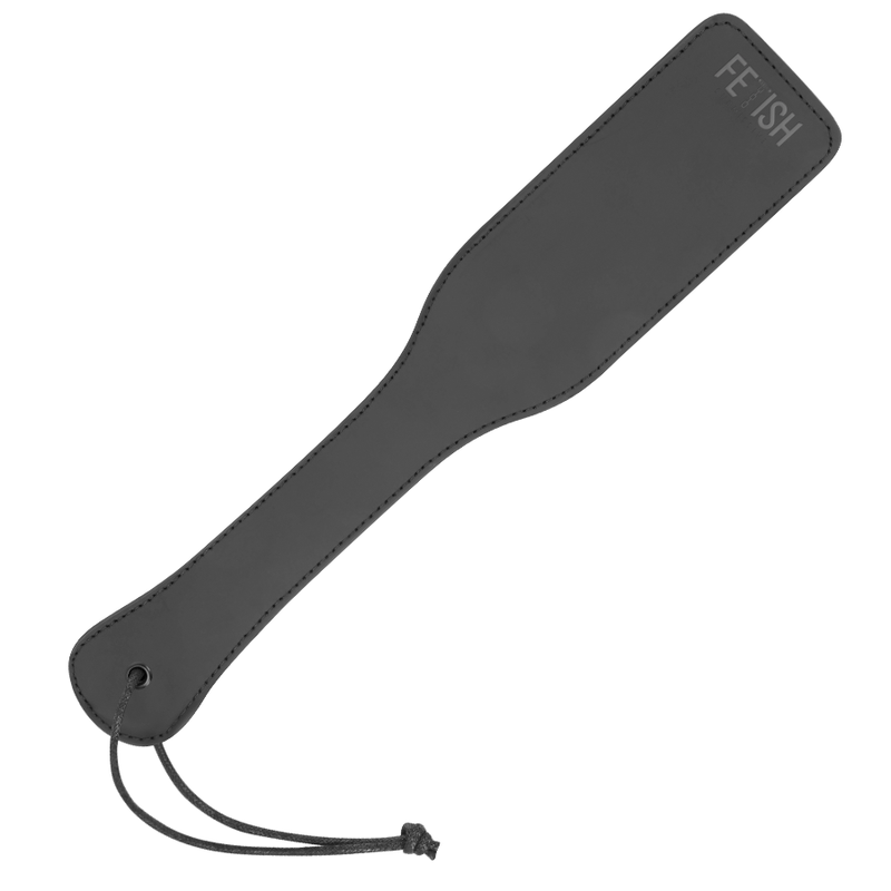 Close-up do chicote de couro vegano FETISH SUBMISSIVE para jogos BDSM