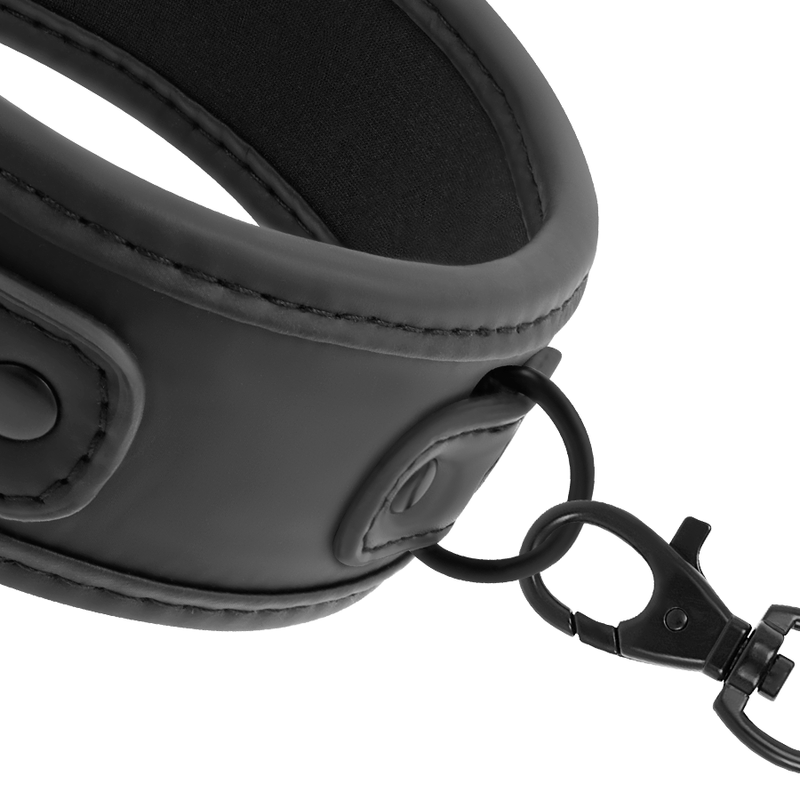 Close-up do Colar de Corrente Fetish Submissive com Forro de Neoprene e detalhe do anel.