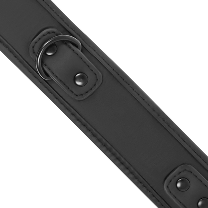 Close-up do Colar de Corrente Fetish Submissive com Forro de Neoprene e detalhe do anel.