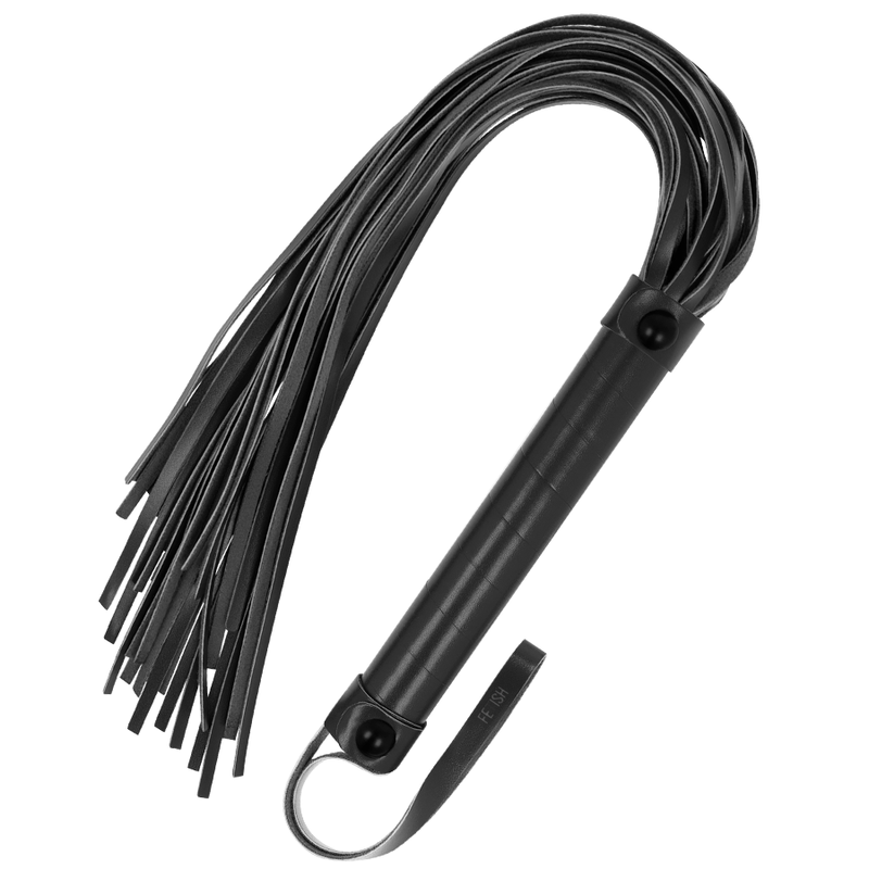 Close-up do chicote de couro vegano FETISH SUBMISSIVE, mostrando suas tiras macias e cabo ergonômico para jogos BDSM e fetiche.