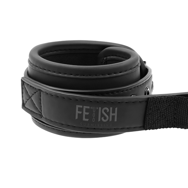 Close-up das algemas FETISH SUBMISSIVE de neoprene e couro vegano com alça, destacando o design e materiais.
