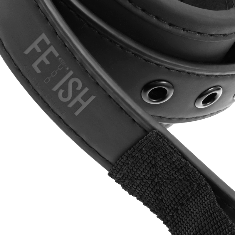 Close-up das algemas FETISH SUBMISSIVE de neoprene e couro vegano com alça, destacando o design e materiais.